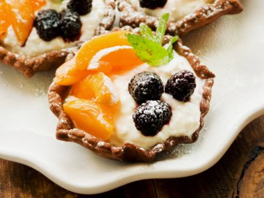 Tartlets peynir ve çilek ile