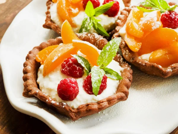 Tartlets peynir ve çilek ile