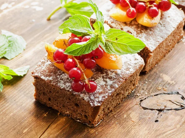 Brownie with berries — Stock Photo, Image