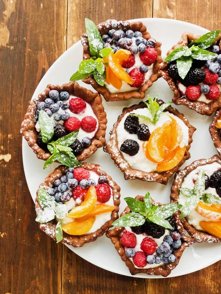 Tartaletas con queso y bayas — Foto de Stock