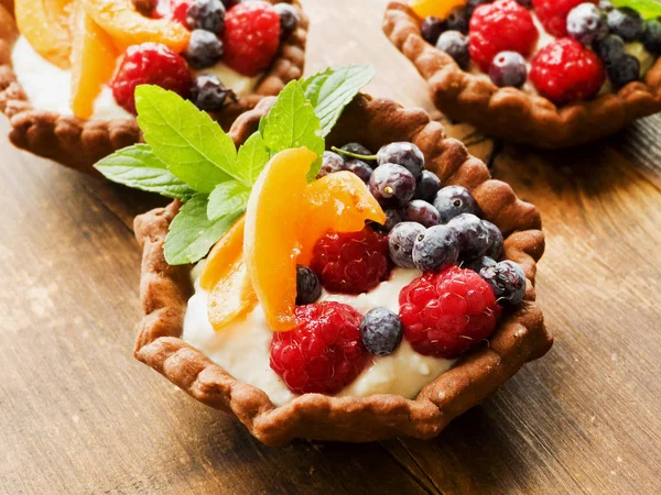 Tartlets peynir ve çilek ile — Stok fotoğraf