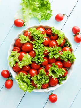 Pişmiş domates ve yeşillik