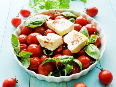 Pişmiş domates ve peynir