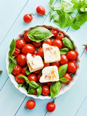 Pişmiş domates ve peynir