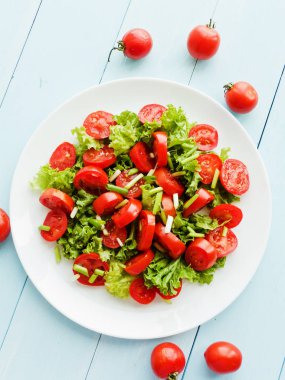 Kiraz domates ve yeşillik