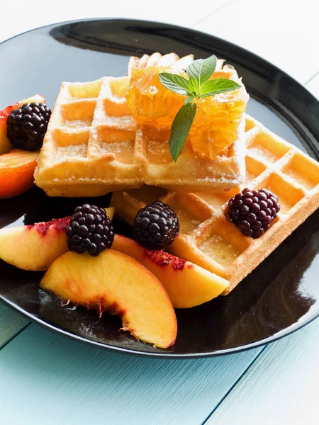 Belgica waffles com frutas e mel — Fotografia de Stock