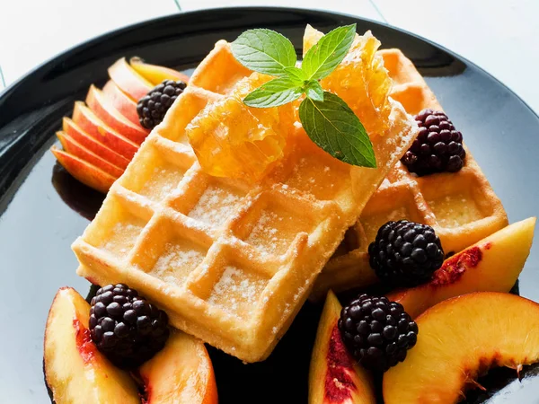 Belçika waffle meyve ve ballı — Stok fotoğraf