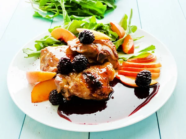 Pollo al horno con frutas — Foto de Stock