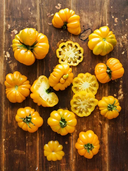 Sarı kıvırcık domates ve yeşillik