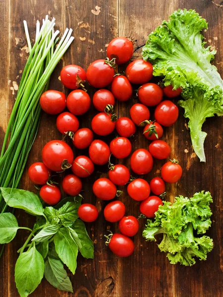 Tomates cerises et légumes verts — Photo