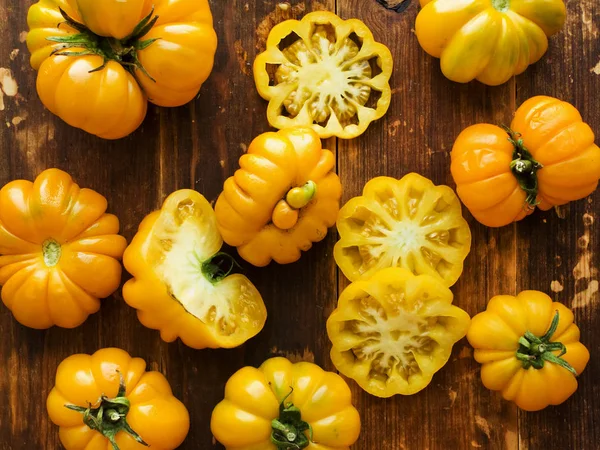 Tomates e verduras encaracolados amarelos — Fotografia de Stock