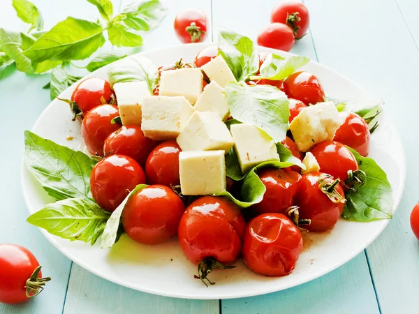 Roșii coapte și brânză — Fotografie, imagine de stoc