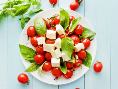 Pişmiş domates ve peynir