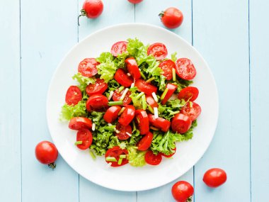 Pişmiş domates ve yeşillik