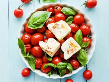 Pişmiş domates ve peynir