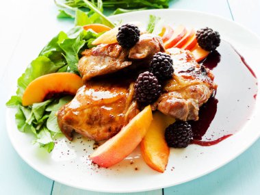 Meyve ile pişmiş tavuk