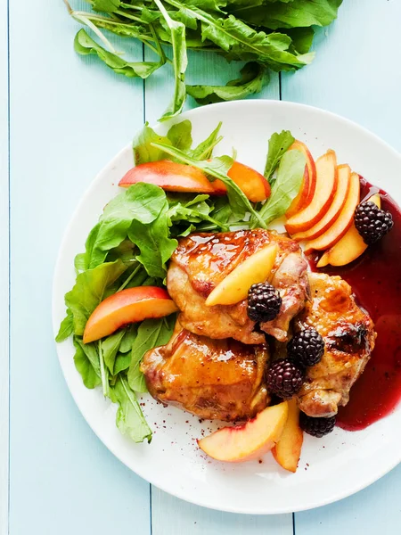 Meyve ile pişmiş tavuk