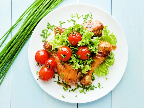 Poulet cuit au four aux légumes — Photo