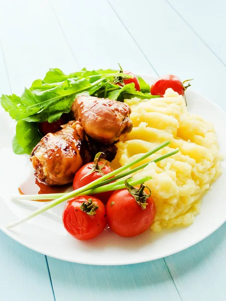 Sebzeler ile pişmiş tavuk