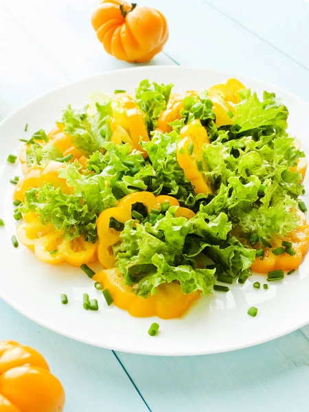 Gelber Tomatensalat — Stockfoto