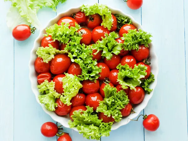 Tomates et légumes verts cuits au four — Photo