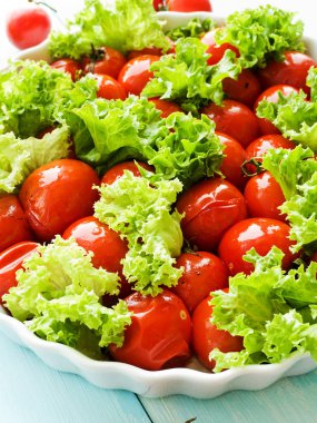 Pişmiş domates ve yeşillik