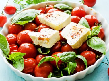 Pişmiş domates ve peynir