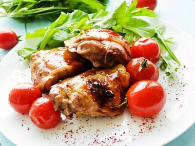 Sebzeler ile pişmiş tavuk