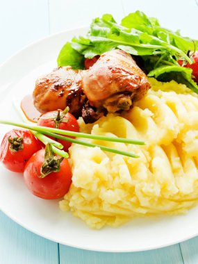 Sebzeler ile pişmiş tavuk