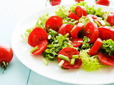 Pişmiş domates ve yeşillik