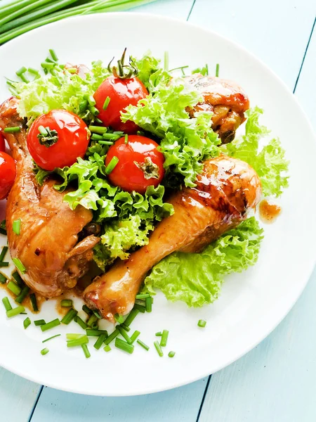 Запечённая курица с овощами — стоковое фото