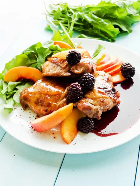 Pollo al horno con frutas — Foto de Stock