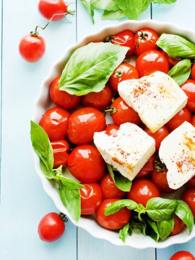 Pişmiş domates ve peynir