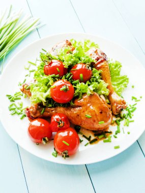 Sebzeler ile pişmiş tavuk