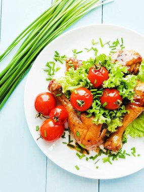 Sebzeler ile pişmiş tavuk