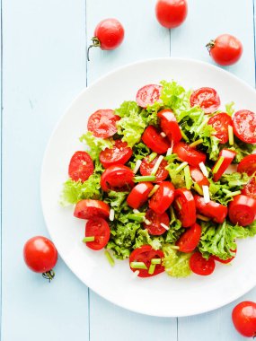 Kiraz domates ve yeşillik