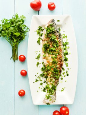 Otlar ile pişmiş marangoz