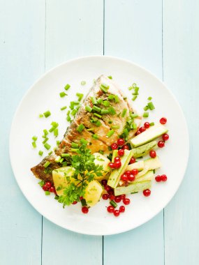 Otlar ile pişmiş marangoz