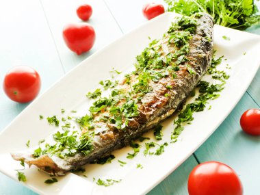 Otlar ile pişmiş marangoz