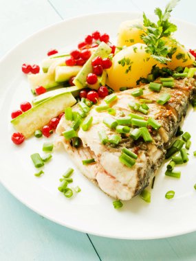 Otlar ile pişmiş marangoz