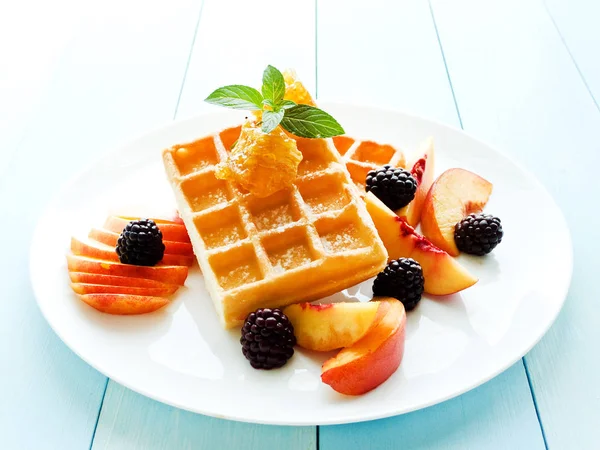 Belgium waffles with fruits and honey — Stock Photo, Image