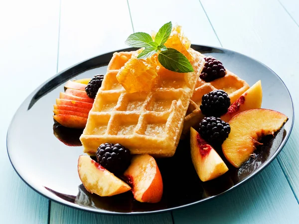 Belgium waffles with fruits and honey — Stock Photo, Image