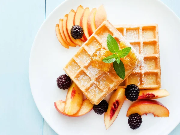 Belçika waffle meyve ve ballı — Stok fotoğraf