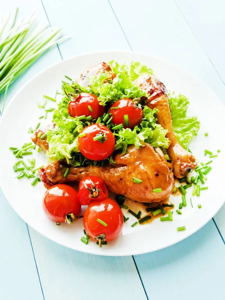 Poulet cuit au four aux légumes — Photo