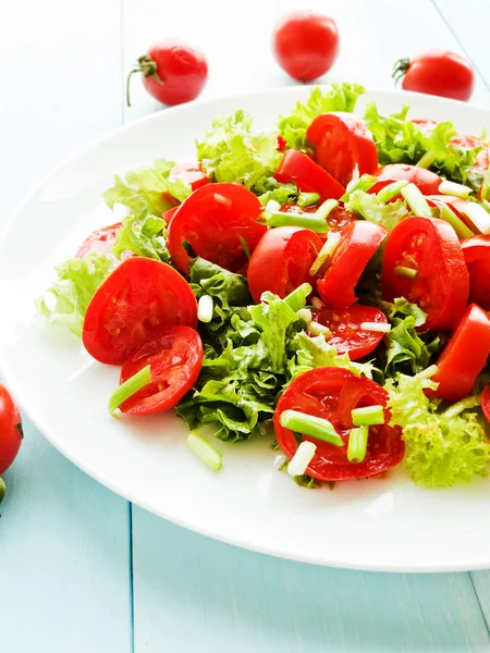 Tomates cerises et légumes verts — Photo