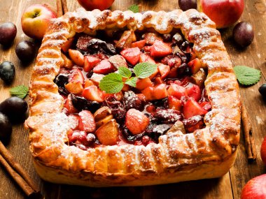 Tatlı elma Erik pasta