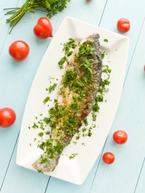 Otlar ile pişmiş marangoz