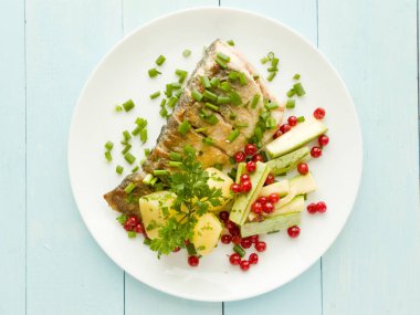 Otlar ile pişmiş marangoz