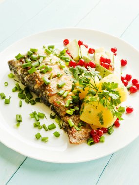 Otlar ile pişmiş marangoz