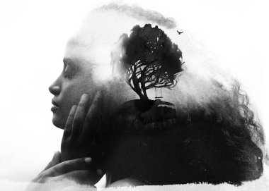 Siyah kadın ve ağaç multiexposure